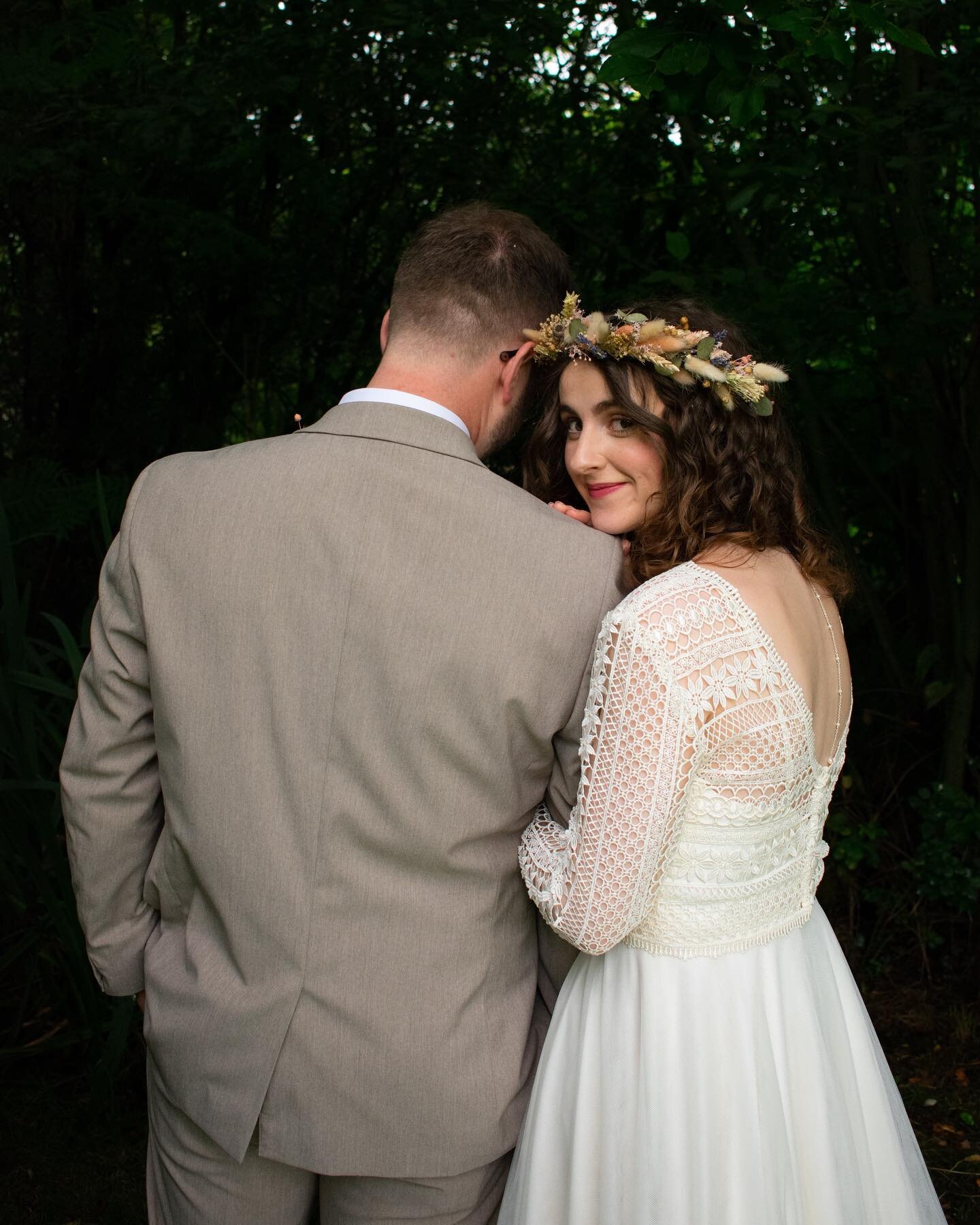Let me introduce you to Boutique Bride, Rhi! Here she is looking like the epitome of a boho queen wearing our handmade Greta crop &amp; Elliot dress by @eandwcouture 🌿🌸✨
Rhi &amp; Alex had a wonderfully romantic outdoor ceremony surrounded by natur